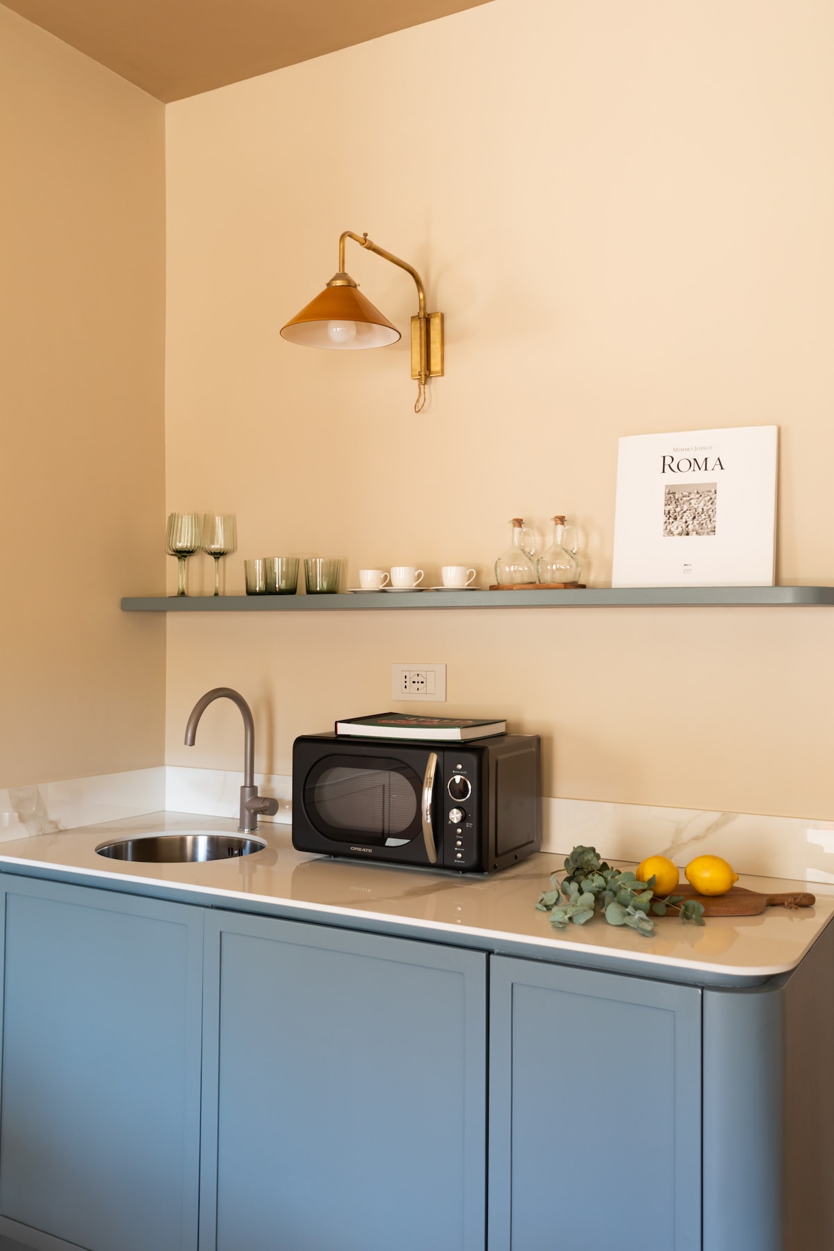 01 kitchen shelf with lamp and glasses