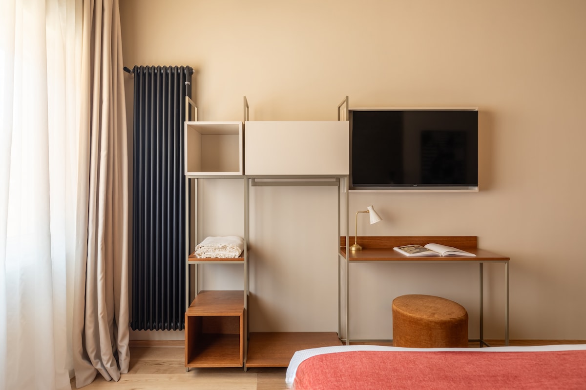 17 bedroom1 textured wall detail