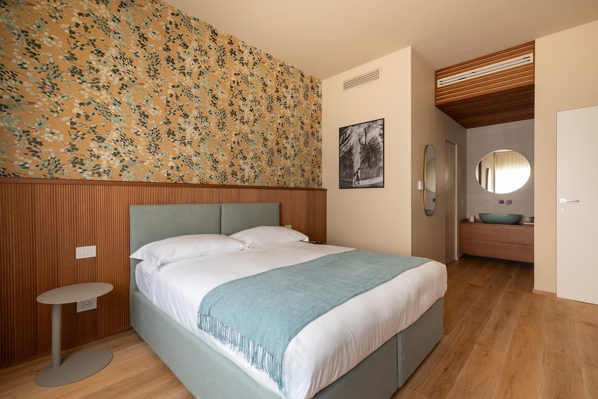 22 bedroom2 twin beds green headboard