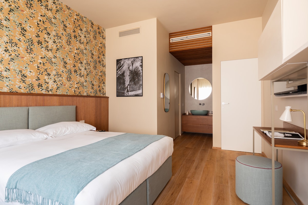 23 bedroom2 bed closeup