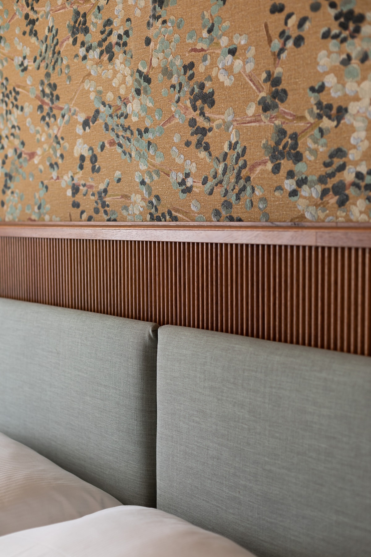 27 bedroom2 floral wallpaper