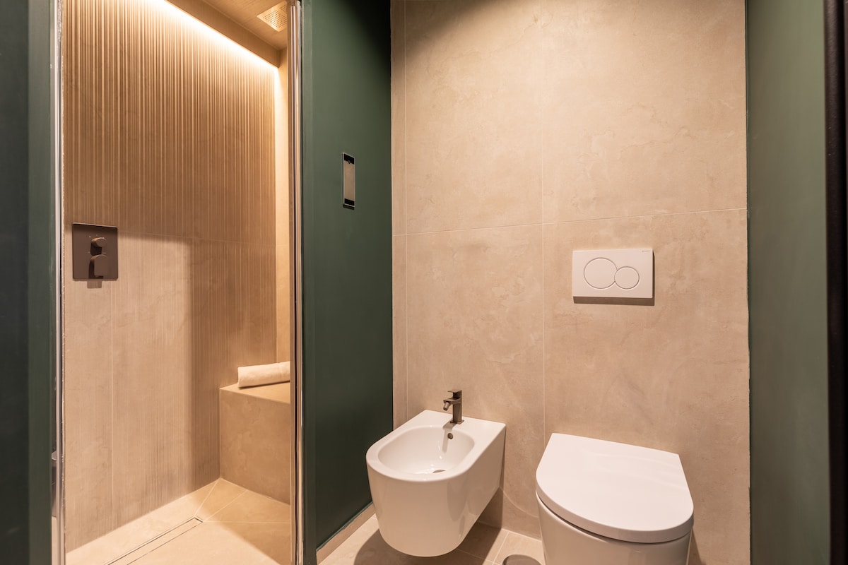 33 bathroom1 full view