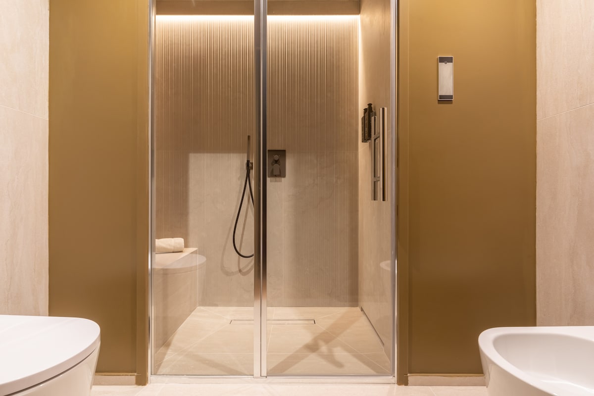 39 bathroom2 overview