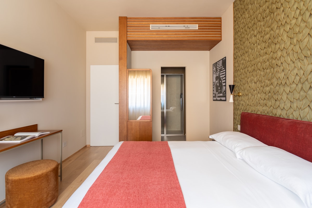 44 detail lamp and art book