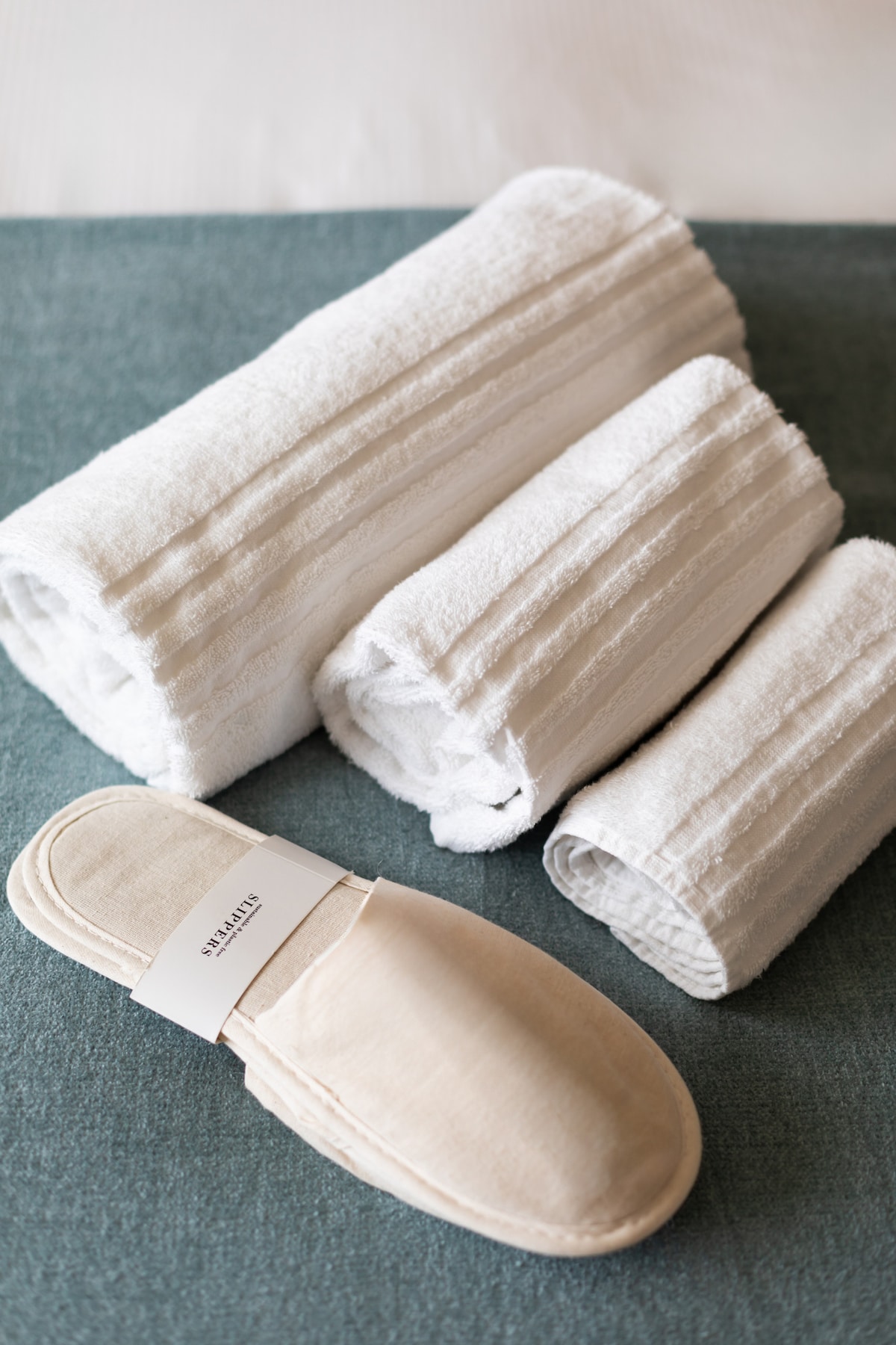 49 detail floral wallpaper bedroom2