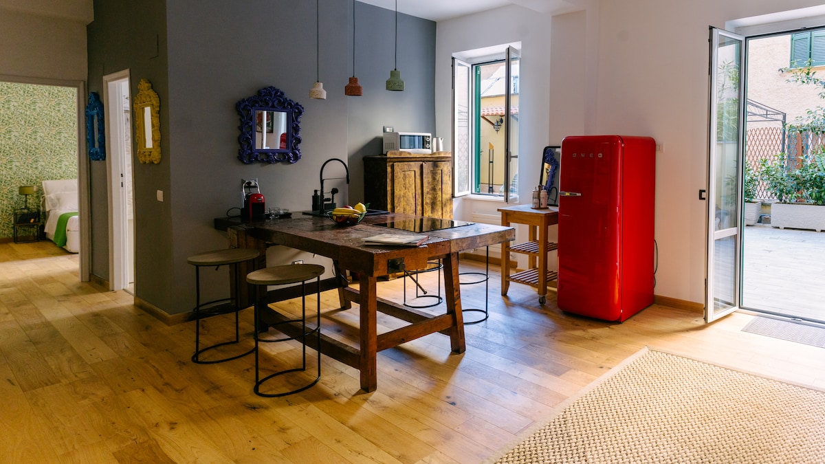 03 living room decor and bookshelf