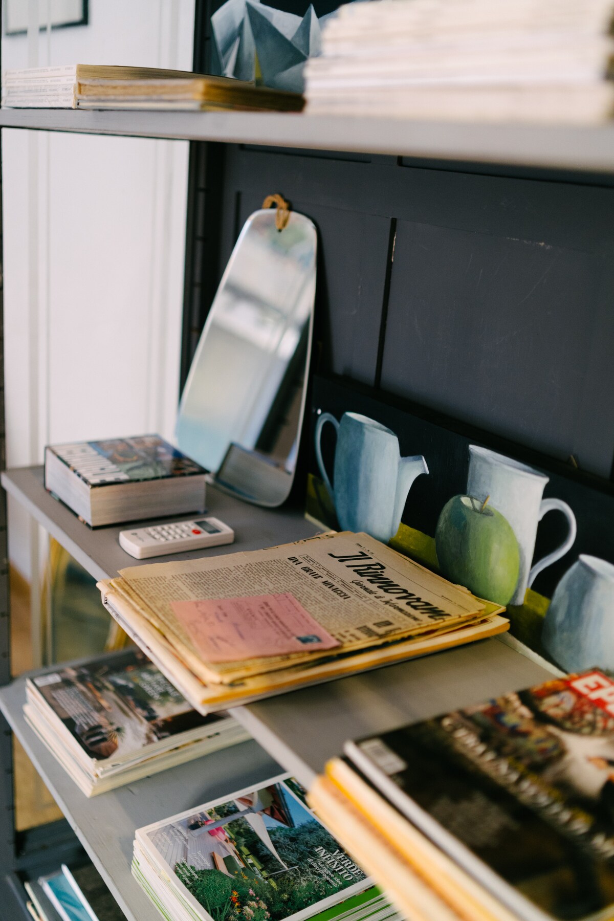 35 detail bookshelf and magazines